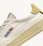 נשים Autry סניקרס נמוכות של דאלאס מעור ועור נובוק צהובVJ4H258 - Image 6